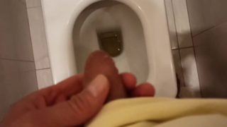 I pee in the toilet and show my dickhead ... Писаю в ладошку и откатываю головку члена...
