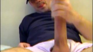 The str8 delivery guy gets wanked his very huge cock in spite of him !