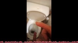 Мужик мастурбирует