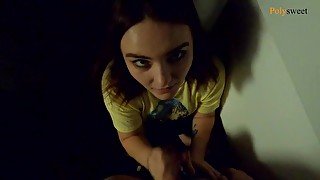 Девушка делает минет на публичном балконе, а потом гуляет со спермой на лице