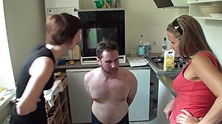 Melady and Lea let their spittoon and ashtray Joschi kneel down in the kitchen.