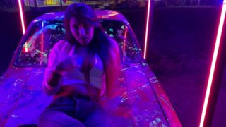 Mostrando las tetas en publico