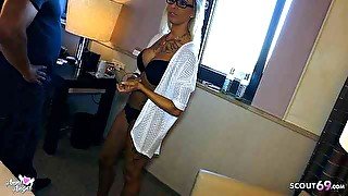 Schwarzen Hotel Mitarbeiter verfuehrt - Deutsches Teen (18+) fickt sie Alle