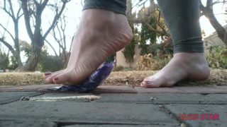 Crushing with sexy feet