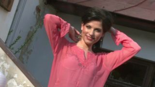 Brunette Outdoors poses for Insta just fooling around