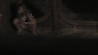 borrachas meando a la salida de una disco