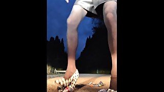 女装 空き缶 踏み潰し クラッシュフェチ レザー ハイヒール ショートパンツ 夜間 野外 日本人