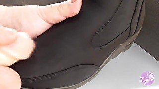 Shoe fetishism　　かわいい黒いブーツにぶっかける