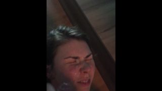 мастурбирует после учебы и получает сперму на лицо