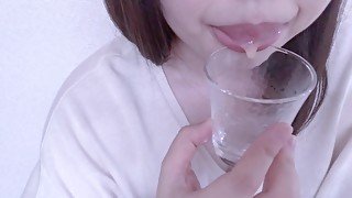 ５分間よだれ溜めチャレンジ。コップに貯めた唾液をマンコに垂らす