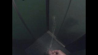 Pissen in een lift, als plotseling de deur opengaat