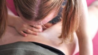 Mädchen mit Zöpfen bläst das erste mal Deepthroat ihren Stiefbruder!