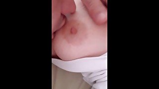 Незнакомец страстно играет с моими сосочками