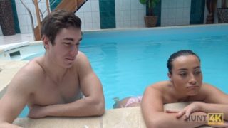 HUNT4K. Der arme Hahnrei sollte zusehen, wie der reiche Mann seine Freundin