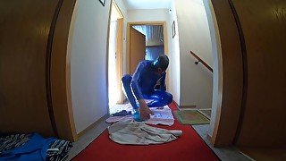 eingeschlossen im nahtlosen Latex Catsuit mit Krageneinstieg