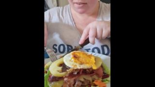 BBW eating lunch