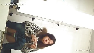 chinese girls go to toilet.24