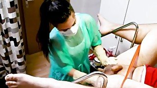 25jährige Krankenschwester bei extremer Analbehandlung