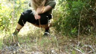 TEENAGER ITALIANA FA PIPI IN UN LUOGO PUBBLICO | PORNHUB HD