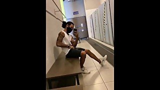 Mostrando pau enorme na academia