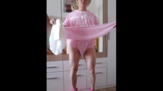 Windel Sissy Sklavin Vivian Tootinyforher neues peinliches Baby Kleidchen
