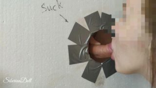 Незнакомка отсосала за деньги в общественном туалете.