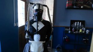 Mj la soubrette nettoie les toilettes