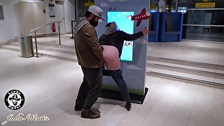 Extremes Public am im Flughafen Bremen - Julia Winter