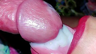 Amiga da minha namorada chupando meu pau no quarto do motel gozei na boca dela