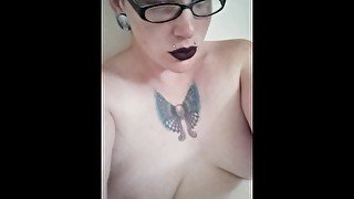 Pretty eyed chunky goth milf smoking in the bathtub