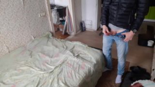 Спортивный русский дрочит член