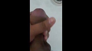 Estoy solo en casa y me masturbo