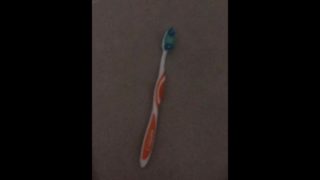 Gozada na escova de dentes da empregada safada