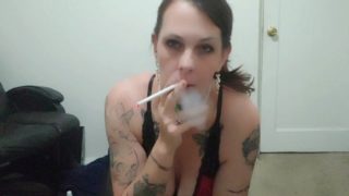 Dead Sexy Milf Smoking a 120