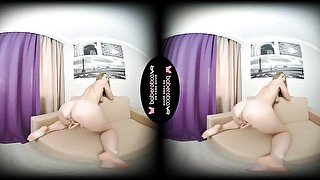 Solo blonde gal Kelly Fox is masturbating again in VR