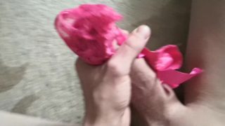 Кончил на женские трусики