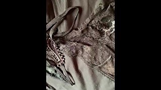 Elle veut du sperme dans ces deux culottes noir avant d’allez au sport