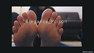 MAITRESSE EN TALONS AIGUILLES ET PIEDS NUS