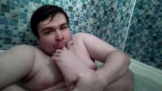 Артем сам себе лижет ноги дрочит ногами сам себе self suck autofellatio self footjob