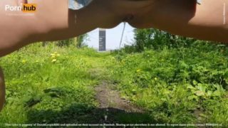 Amateur sletje met clit-piercing plast buiten