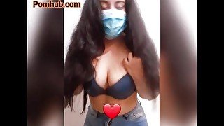 Mujer blanca de ojos azules se masturba en videollamada