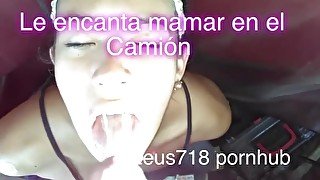 Le enceño a manejar a cambio de buenas mamadas en el camión 