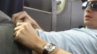 Novinho safado bate punheta dentro do carro escondido