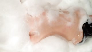 Homemade anal : cute hottie inserts inflatable butt plug