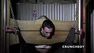 Mec de 20 ans sert de vide couilles à un jeune mece badboy