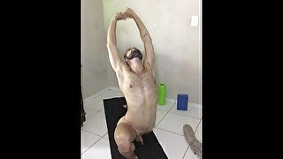 Yoga naked. Me alongando pelado.