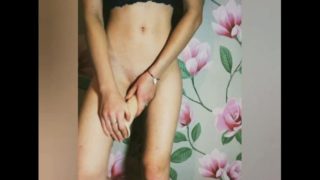 Подросток играет c дилдо, мокрая киска и мягкая попа