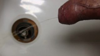 Primo piano del cazzo che piscia