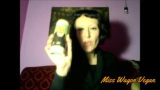 Miss Wagon Vegan Fetish - accendo la sigaretta con il lumino di padre pio