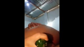 Masturbandome con un pepino grueso